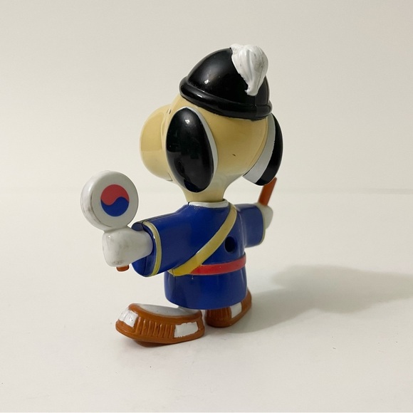 Snoopy World Tour Korea Figure Toy - Picture 4 of 13